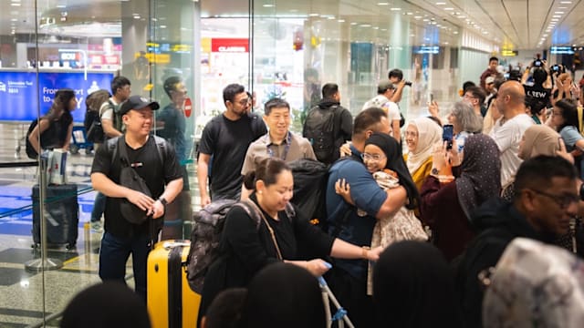 外交部：152国人与家属搭乘首趟包机从阿曼平安返国