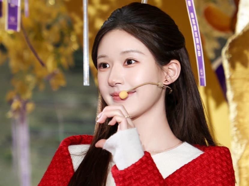 Chinese actress Zhao Lusi makes first public appearance since abuse allegations, comforts crying fans Chinese actress Zhao Lusi makes first public appearance since abuse allegations, comforts crying fans