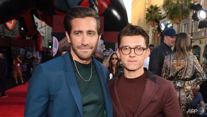 Tom Holland, Jake Gyllenhaal, Ryan Reynolds in shirtless handstand challenge