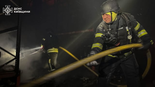 俄罗斯无人机袭击基辅周边 亚霍廷市仓库起火