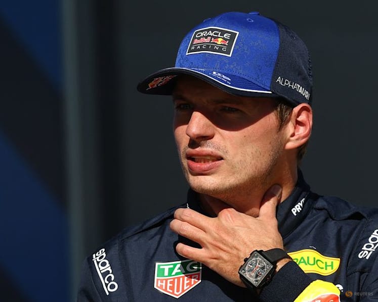 Verstappen overtakes 100 go-karters in 35 minutes at Silverstone 