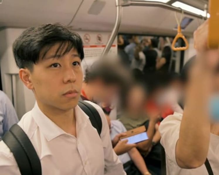 Nampak muda, lagi sihat tapi kenapa mereka perlukan tempat duduk dalam kereta api. Ini sebabnya