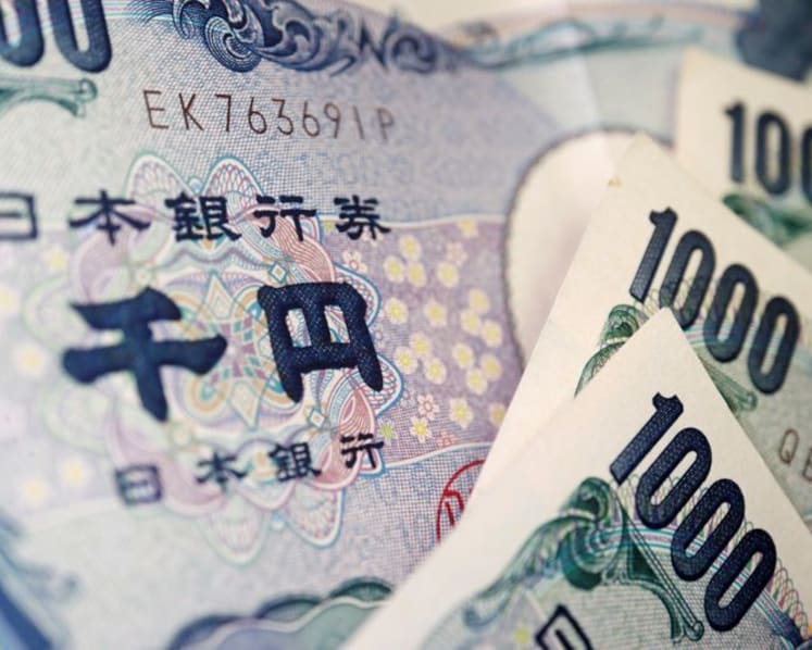 Yen weaker in thin trading as traders stay alert to intervention risk