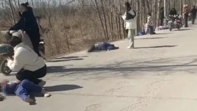 中国山东男子开车冲撞小学生 造成两死六重伤