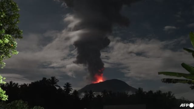 印尼伊布火山喷发 警戒级别提高到最高