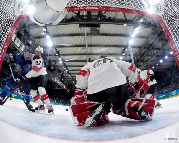 Ice hockey-Change of goalie helps Swiss reach women's semis as Braendli saves all