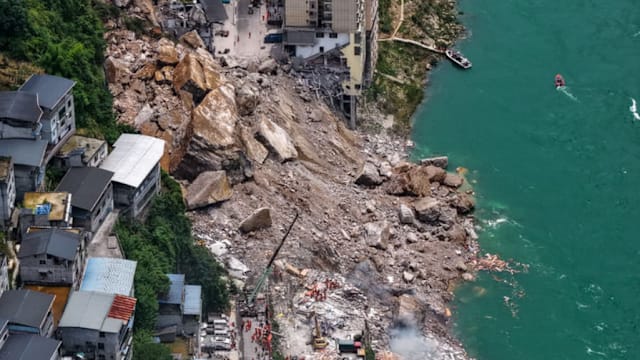 中国重庆彭水山体崩塌水域搜救持续 已确认51人遇难10人失联 