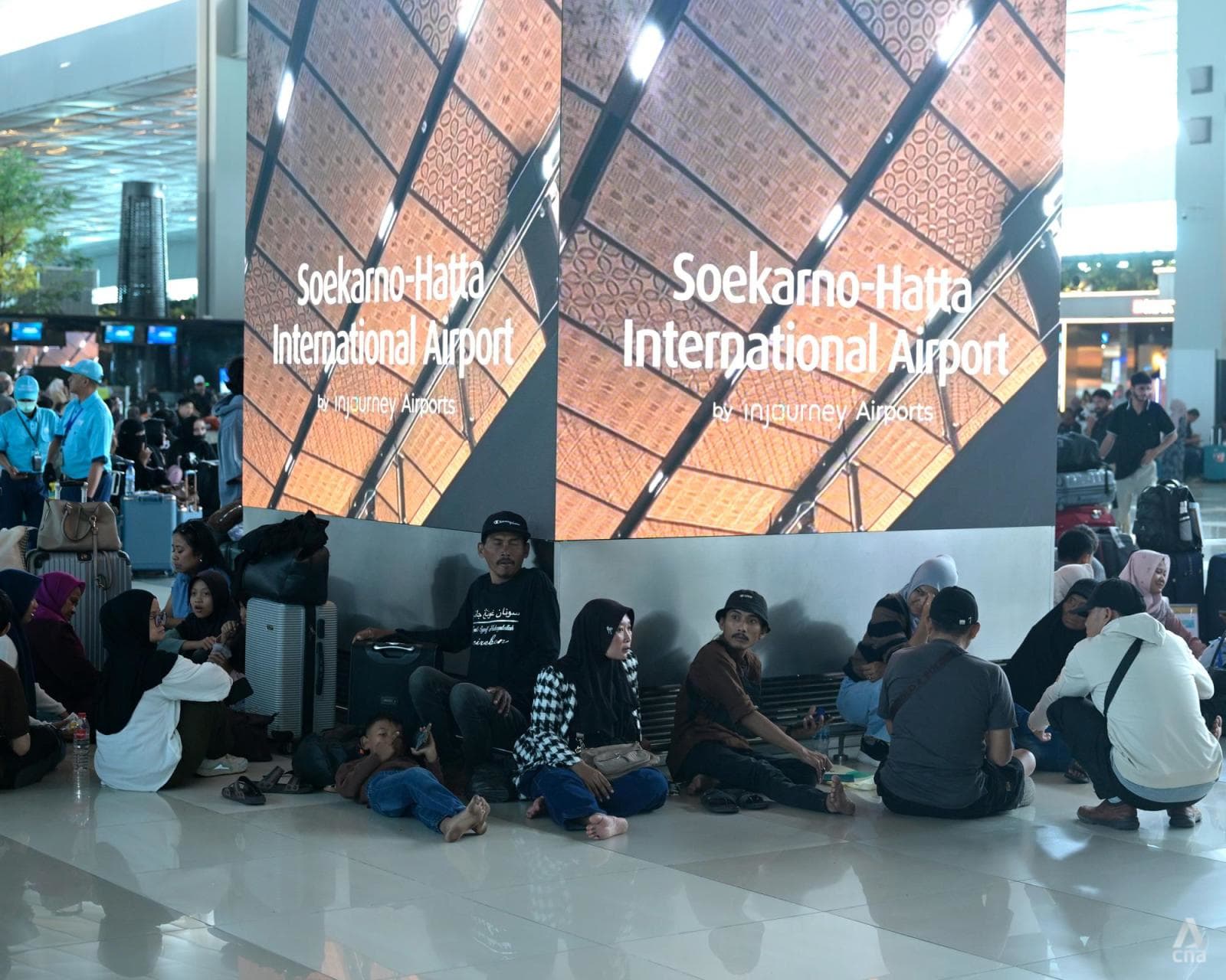 Penerbangan dibatalkan, penumpang putar otak cari rute lain, tempuh jalan darat berjam-jam