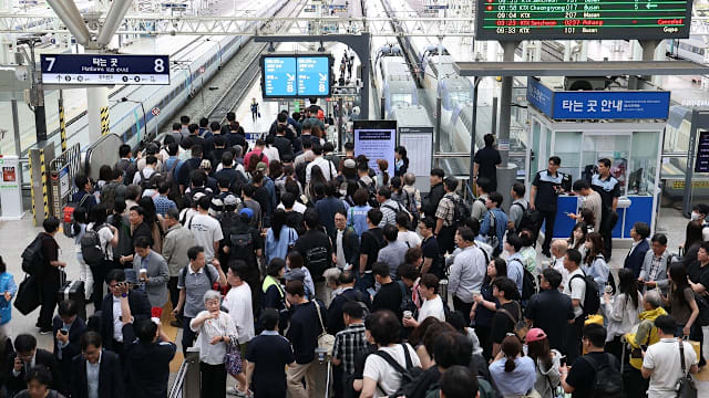 首尔高架桥坍塌后  韩铁路服务预计今天仅恢复八成运力
