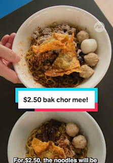 $2.50 bak chor mee, where to find! This cute uncle and auntie couple is still selling their filling bowls of bak chor mee at an unbelievable price, but go early — it sells out FAST! #8dayseathawker #bakchormee #hawker #tiktoksg