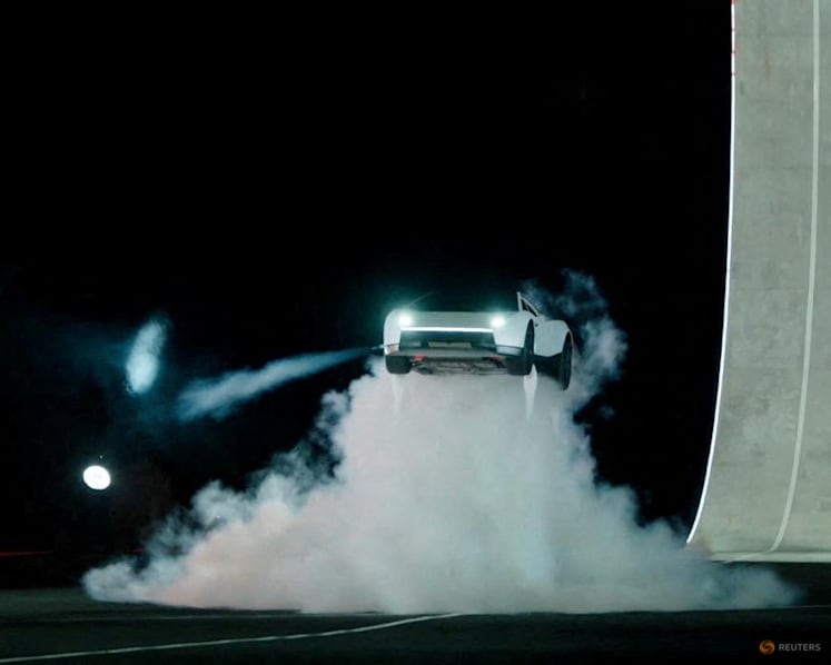 Tesla's new Roadster turns in air with SpaceX thrusters, won't land until 2028 Tesla's new Roadster turns in air with SpaceX thrusters, won't land until 2028