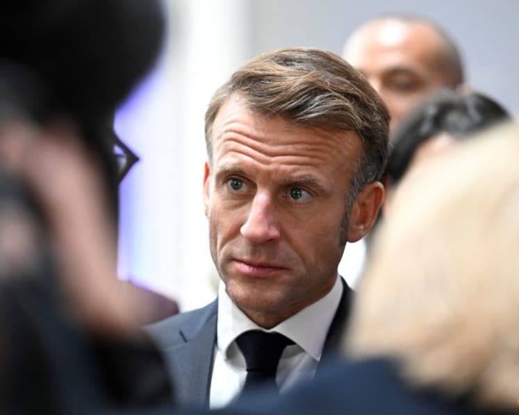 France's Macron pressed to end political 'mess'