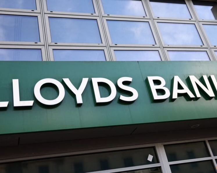 Lloyds pilots AI investment guidance tool as UK regulator studies impact