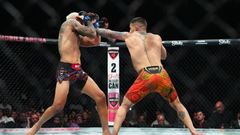 Topuria knocks out Oliveira to win UFC lightweight title