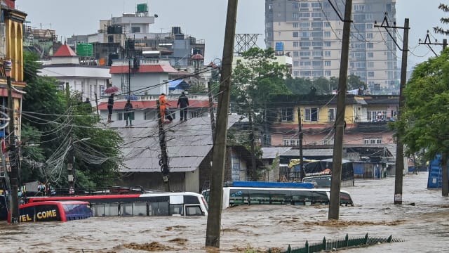 尼泊尔连日暴雨引发洪灾泥石流 至少101死67失踪