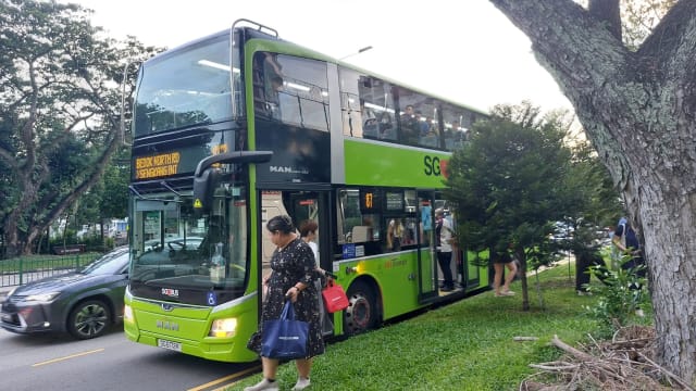 新捷运巴士疑为闪避车辆急刹车 一乘客受伤入院