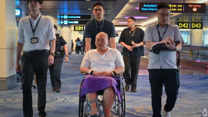  2 lelaki didakwa mencuri dalam pesawat dibawa semula ke tempat kejadian di Changi