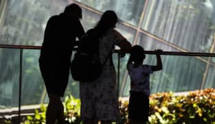 'Semua orang merasa ahli': Banjir informasi parenting malah bikin orang tua bingung