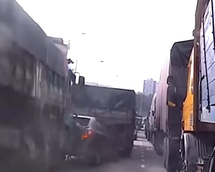 Chain collision on Causeway involving a few lorries and 2 cars leaves at least 1 person injured 