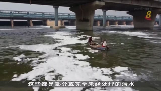印度亚穆纳河再受污染 现大量有毒泡沫