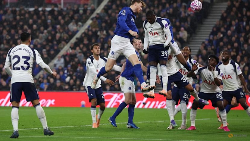 Van de Ven double lifts Tottenham to victory at Everton