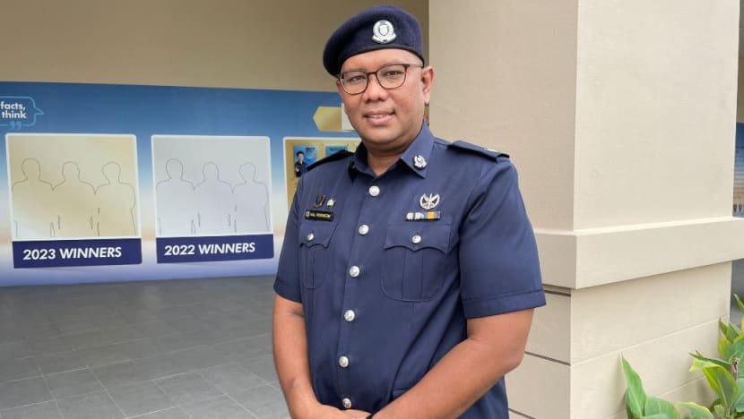 Hari Polis: Tekad mahu ikut langkah ayah dan datuk, ASP Haisroniezam Ab Rasid tak putus asa mohon jadi pegawai polis 8 kali Hari Polis: Tekad mahu ikut langkah ayah dan datuk, ASP Haisroniezam Ab Rasid tak putus asa mohon jadi pegawai polis 8 kali