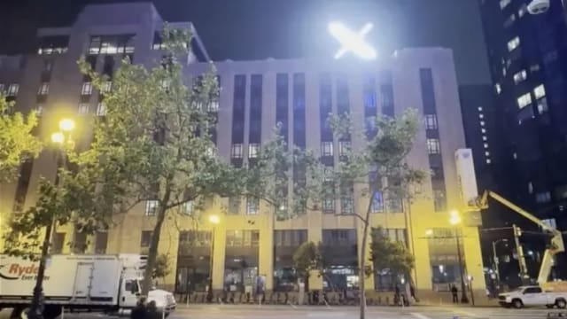 总部顶楼挂上X新标志 太闪亮引不满 马斯克挨批