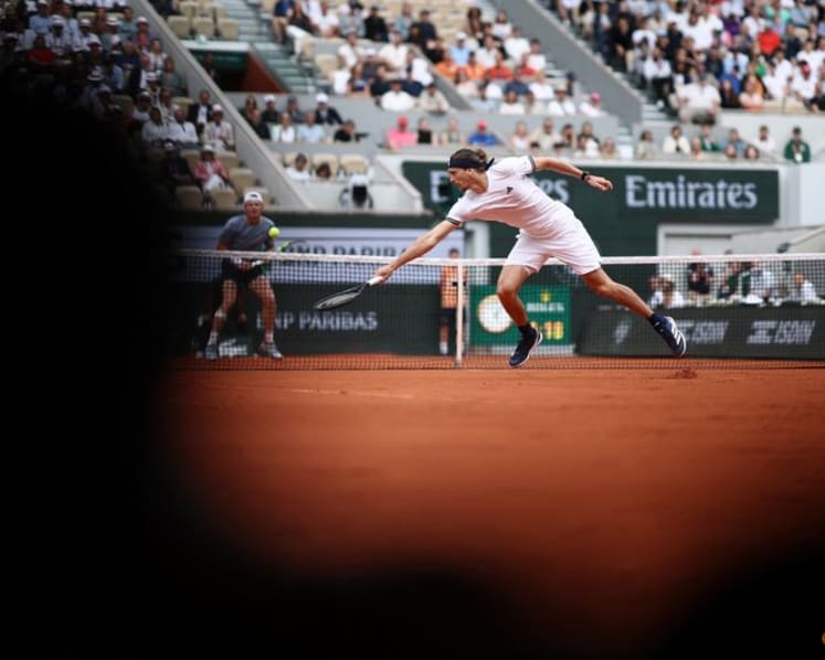Zverev spoils lucky loser De Jong's birthday with straight sets victory