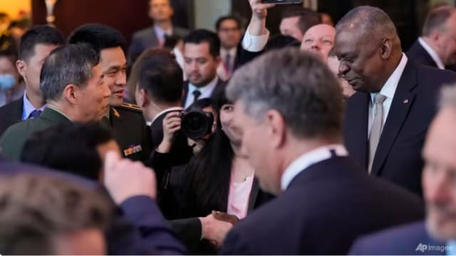 美中防长出席香格里拉对话会时曾短暂交谈