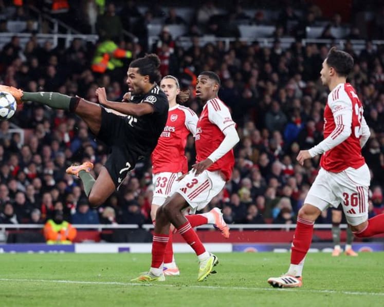 Arsenal stun Bayern Munich to seize Champions League top spot