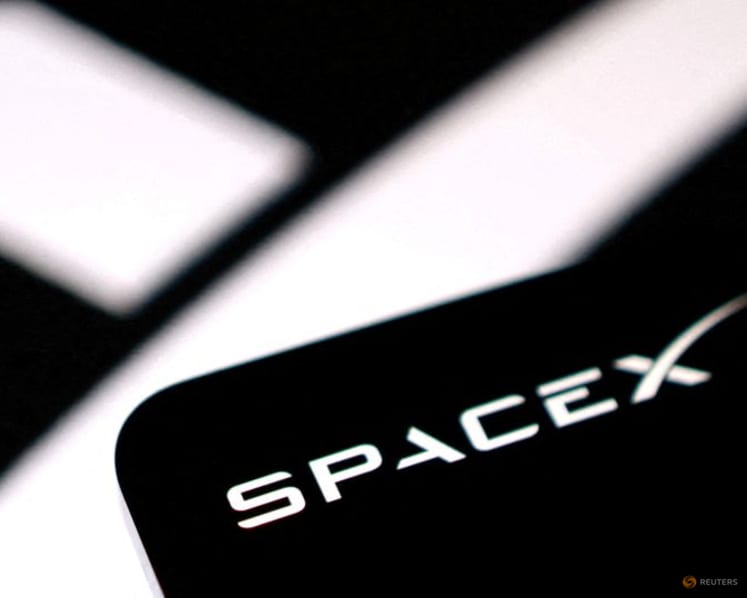 SpaceX takes aim at US wireless carriers with spectrum acquisition