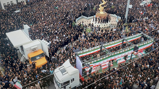 伊朗校园遇袭165师生罹难 数千人送别