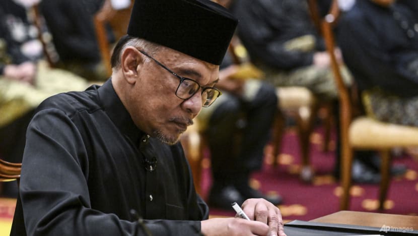 PM Lee congratulates new Malaysian PM Anwar, says both countries should work together to face challenges PM Lee congratulates new Malaysian PM Anwar, says both countries should work together to face challenges