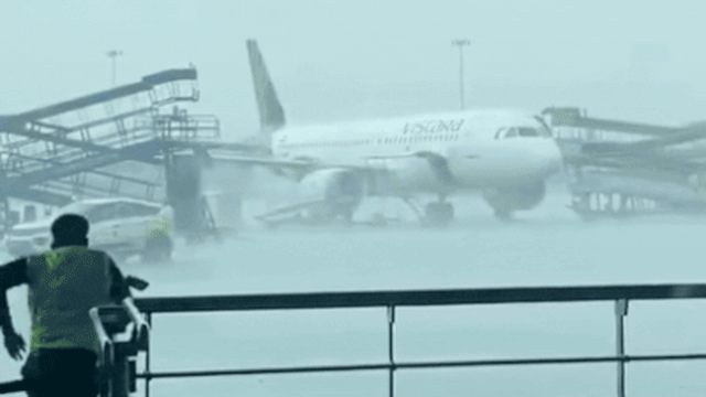 暴风雨突袭新德里机场 三架印度航空客机受损停飞