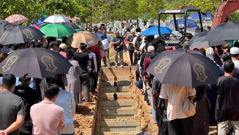 Jenazah Allahyarham Shahfiq Irman & Mohd Firman Nordin, mangsa nahas di Muar, selamat dikebumikan Jenazah Allahyarham Shahfiq Irman & Mohd Firman Nordin, mangsa nahas di Muar, selamat dikebumikan