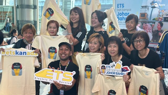 新山赴隆双轨列车准时首航 新马乘客为顺利抢票感兴奋