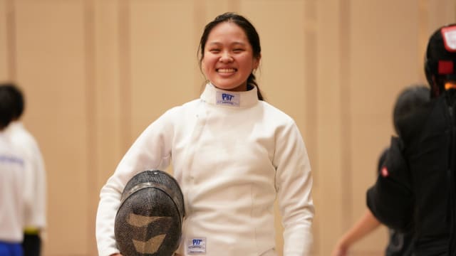 15岁击剑小将许渼荟 女子个人重剑蝉联冠军