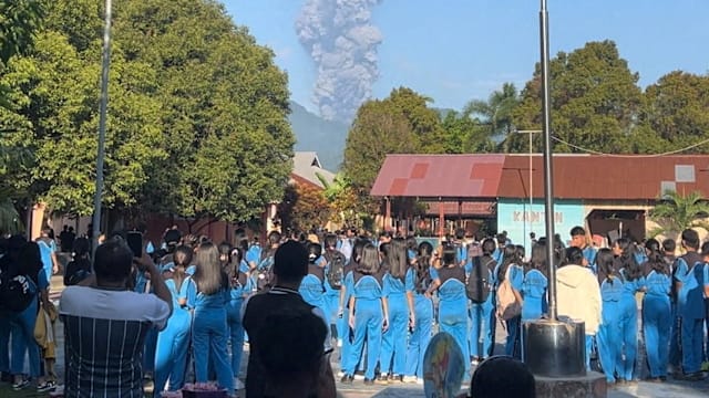 获救登山者明返新加坡 外交部：继续搜寻两失踪国人