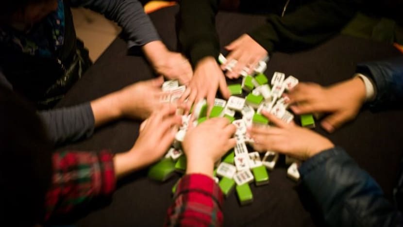 Ibu 'kurung' anak bawah kerusi untuk main mahjong