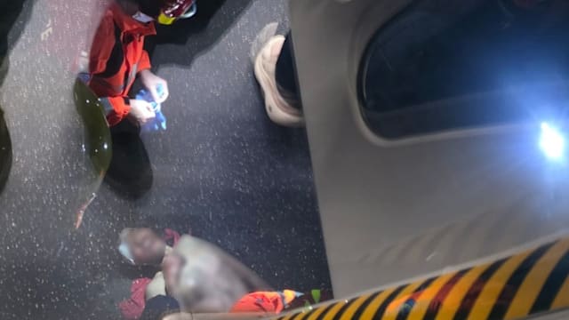 港男闯轨疑触电严重烧伤 列车紧急停驶