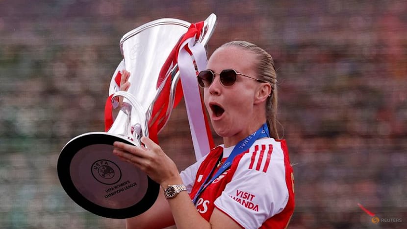 England forward Mead to leave Arsenal