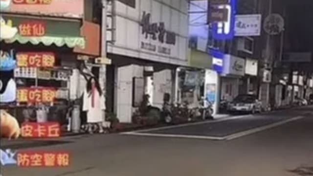 男扮女鬼街头吓人还开直播冲流量 两台男被逮捕