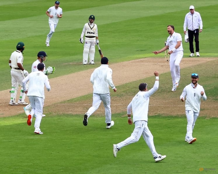 Robinson strikes twice as England close in on Pakistan whitewash