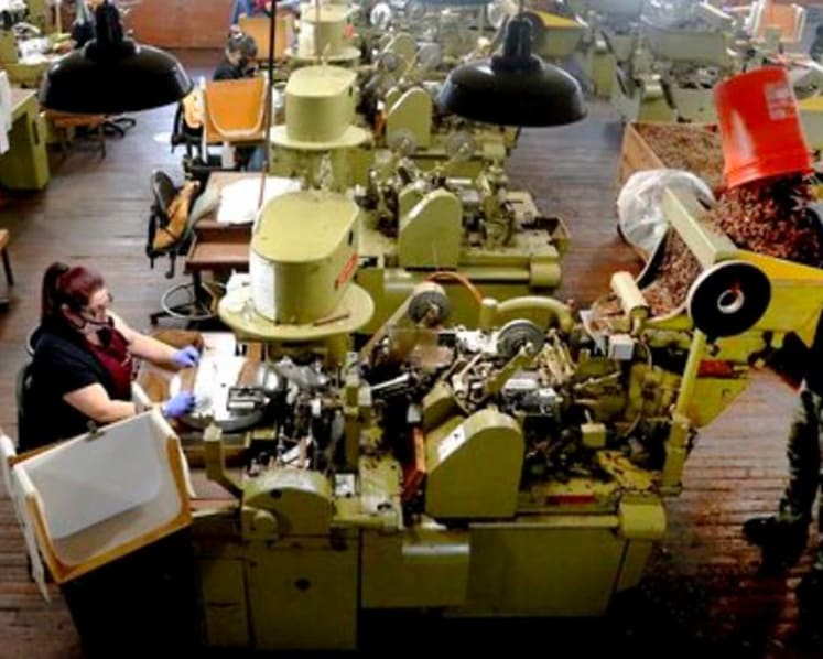 US unemployment claims slip to still-high 787,000