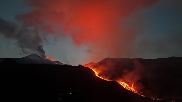 意大利埃特纳火山持续喷发 卡塔尼亚机场暂停航班起降
