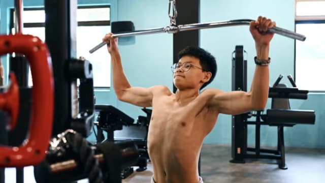 14岁少年对健身“上瘾” 梦想成为职业健美选手