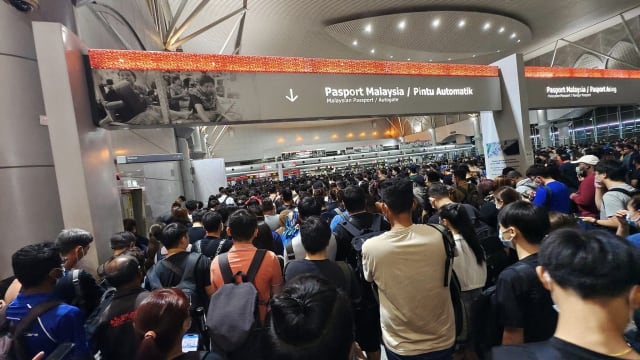 年关将至越堤族赶过年 小年夜关卡现人龙