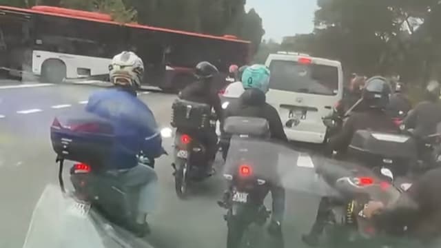 武吉知马快速公路连环车祸 巴士失控冲到反方车道