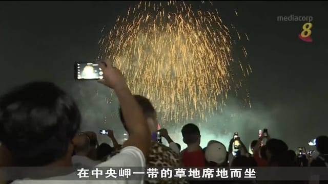 公众聚集滨海湾周围看烟火：“振奋人心”