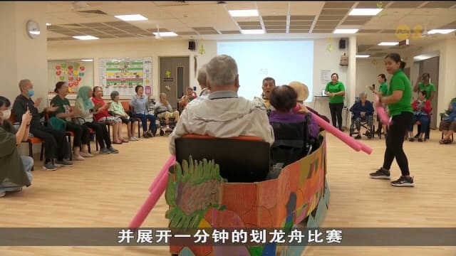 端午节宏茂桥居民组成划龙舟广场舞群 乐龄护理中心办室内龙舟赛
